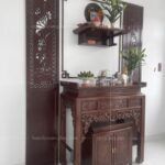 Bàn thờ Phật và Gia tiên bố trí theo lối "Thượng Phật Hạ Linh" tiết kiệm không gian.