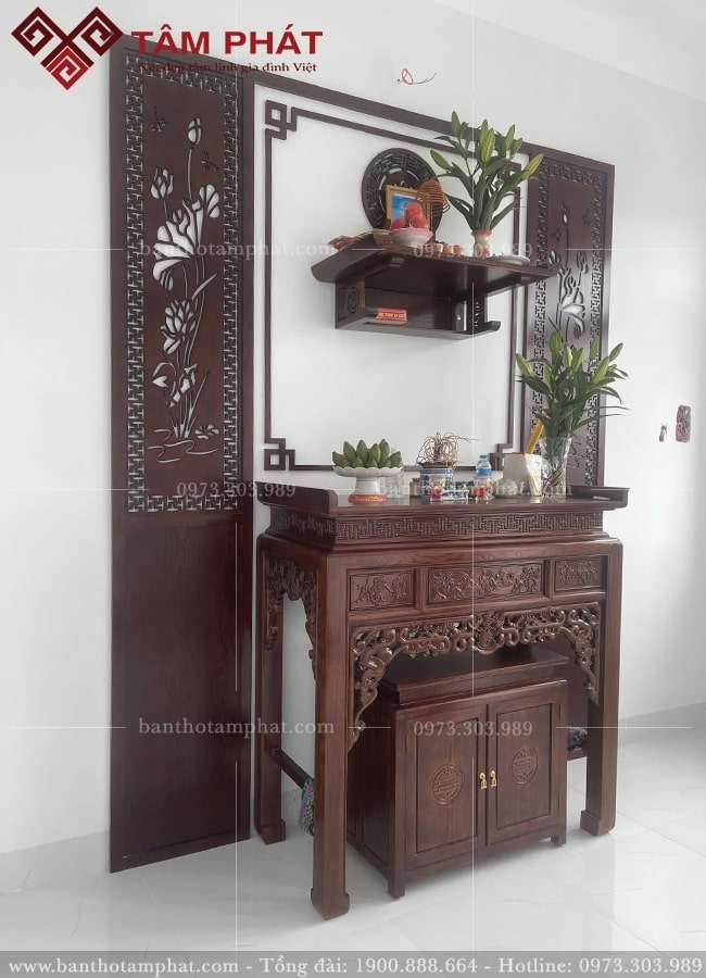 Bàn thờ Phật và Gia tiên bố trí theo lối "Thượng Phật Hạ Linh" tiết kiệm không gian. 