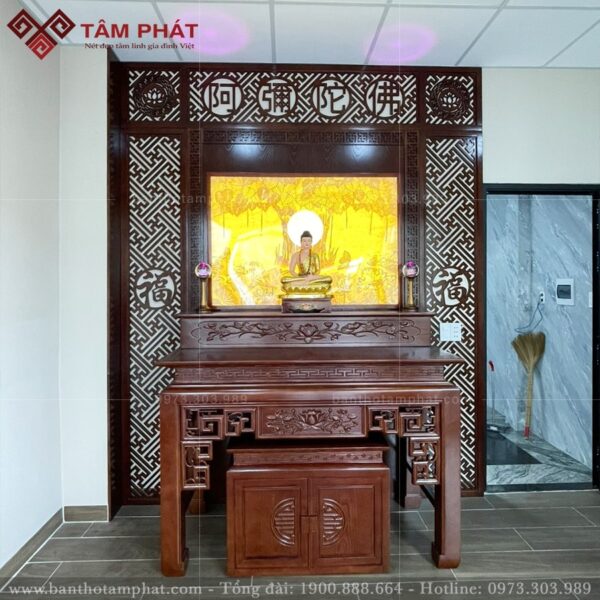 Phòng thờ thiết kế đơn giản, hiện đại với mẫu bàn thờ đứng nhị cấp.
