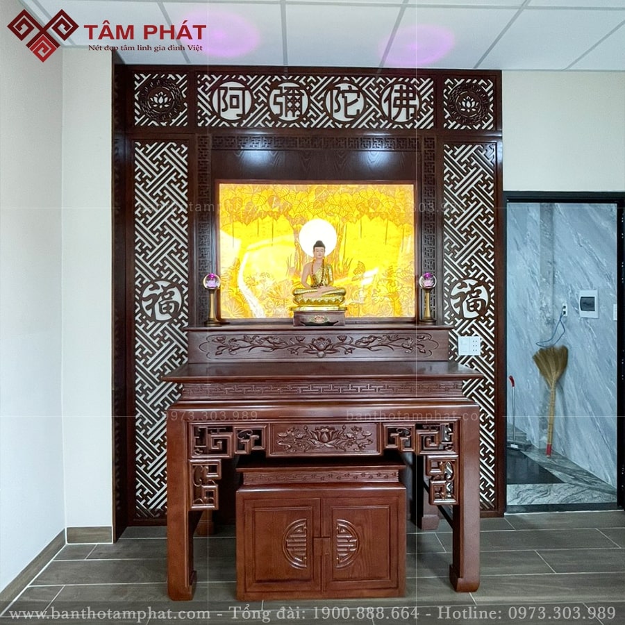 Phòng thờ thiết kế đơn giản, hiện đại với mẫu bàn thờ đứng nhị cấp.