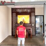 Tranh trúc chỉ cây bồ đề treo lắp chính giữa bàn thờ.
