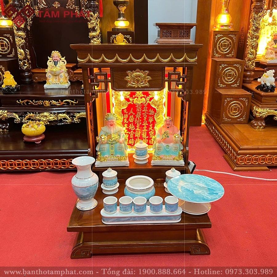 Thiết kế bàn thờ Thần Tài đơn giản hiện đại, nổi bật với họa tiết hoa sen dát vàng chính giữa. 