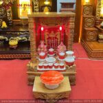 Cột rồng chạm khắc tinh tế, trang nghiêm.