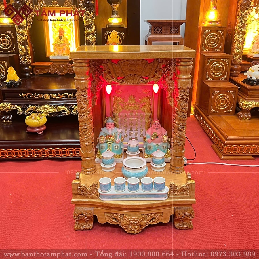Bàn thờ chất liệu gỗ gõ tự nhiên có độ bền cao, chắc chắn. 