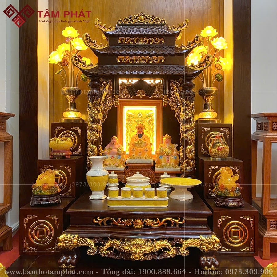 Bàn thờ Thần Tài Ông Địa mái chùa gỗ hương cao cấp mẫu BTT-3379 3 Các họa tiết chạm khắc sắc nét tinh tế, dát vàng nổi bật.