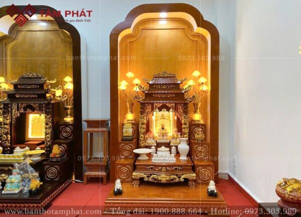 Có thể bố trí kết hợp với đôn tam cấp và bục đế để tăng sự trang trọng, dễ dàng sắp xếp bố trí vật phẩm gọn gàng hơn.