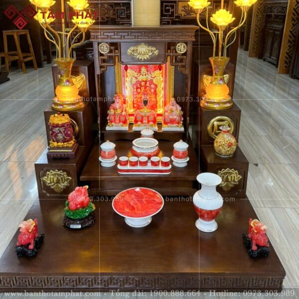 Chất kiệu gỗ Sồi, nổi bật với họa tiết hoa sen dát vàng trước mặt.