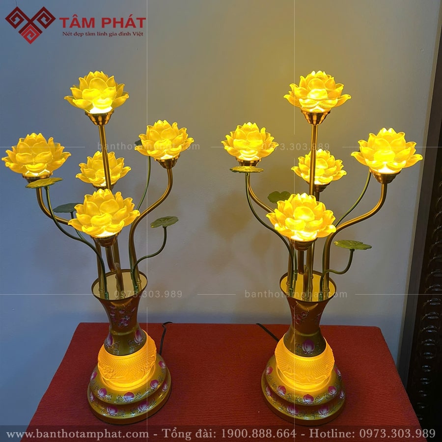 Cặp đèn thờ tỏa ánh sáng vàng linh thiêng, phù hợp với mọi không gian thờ tự. 