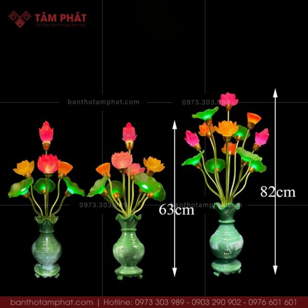 Hoa sen nhiều màu, đa dạng kích thước phù hợp với bàn thờ.