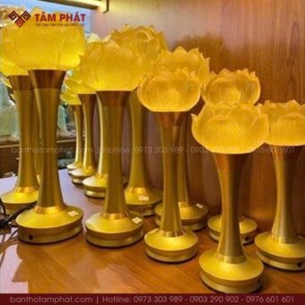 Đèn thờ hoa sen thiết kế đơn giản, hiện đại.