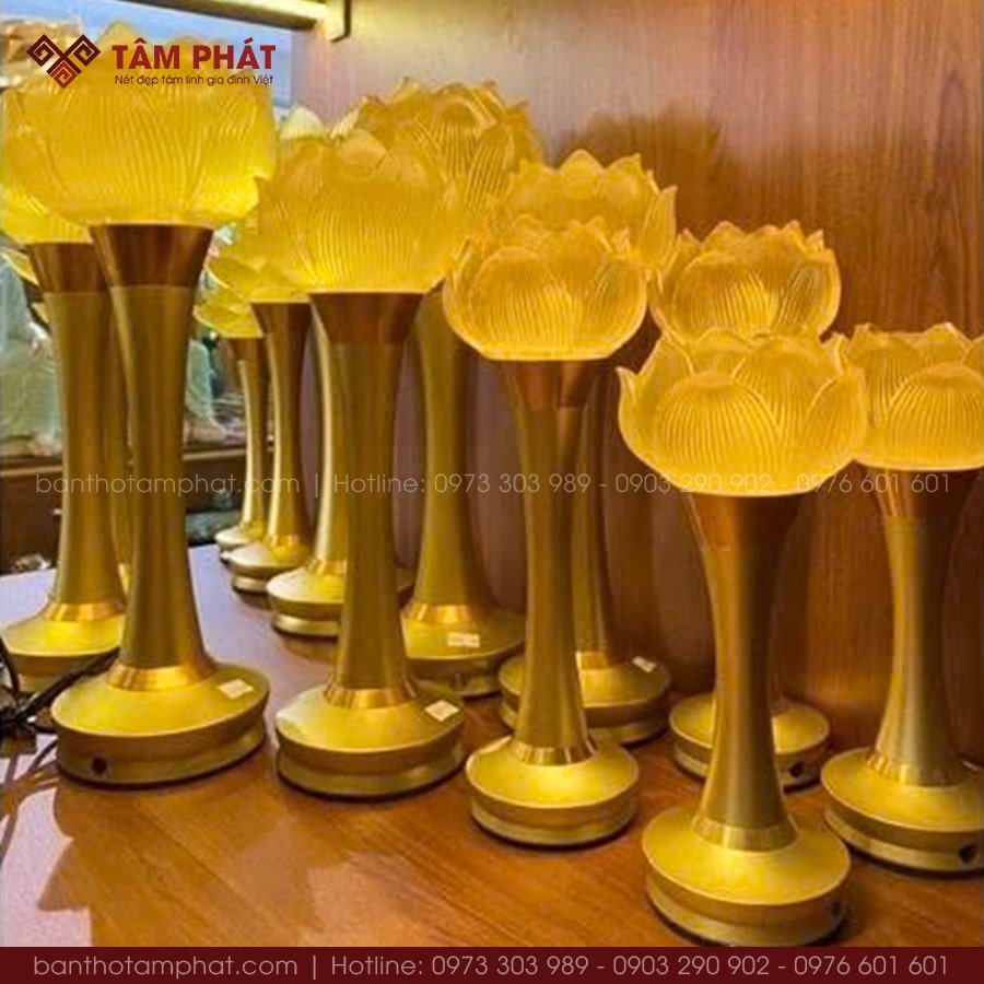 Đèn thờ hoa sen thiết kế đơn giản, hiện đại.