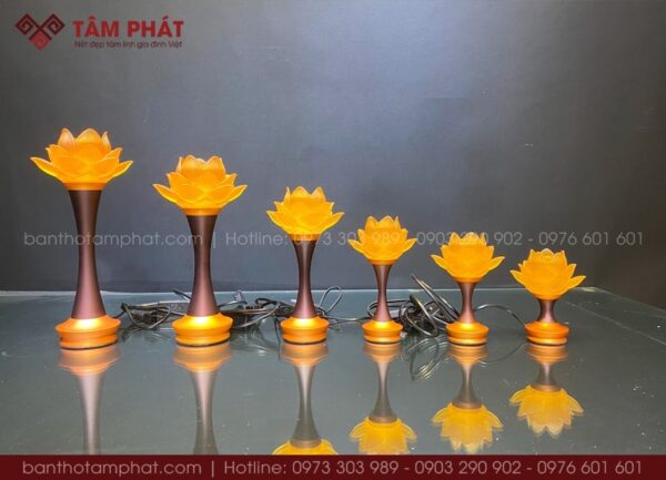 Đèn thờ hoa sen lưu ly đa dạng kích thước, phù hợp với mọi bàn thờ.