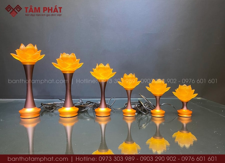 Đèn thờ hoa sen lưu ly đa dạng kích thước, phù hợp với mọi bàn thờ. 