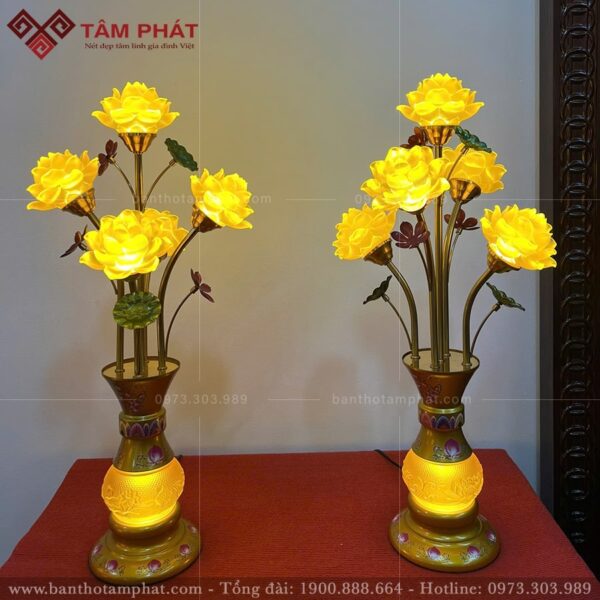 Đèn led điện tỏa ánh sáng vàng linh thiêng phù hợp cho không gian thờ tự.