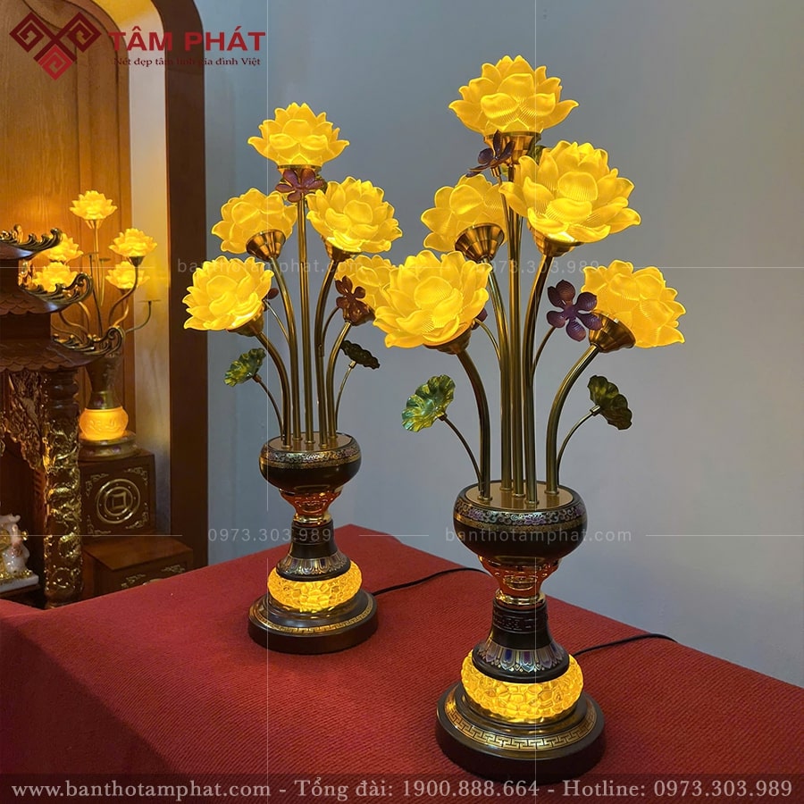 Ánh sáng vàng sang trọng phù hợp với mọi không gian thờ.