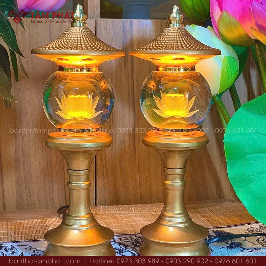 Đèn thờ điện hoa sen được yêu thích, trang trí bàn thờ thêm phần thẩm mỹ. 