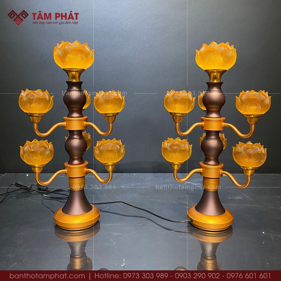 Đèn thờ phong cách cổ điển, ánh sáng vàng linh thiêng. 