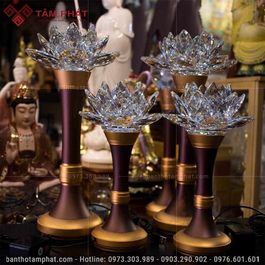 Đèn thờ hoa sen pha lê có đa dạng kích thước màu sắc. 