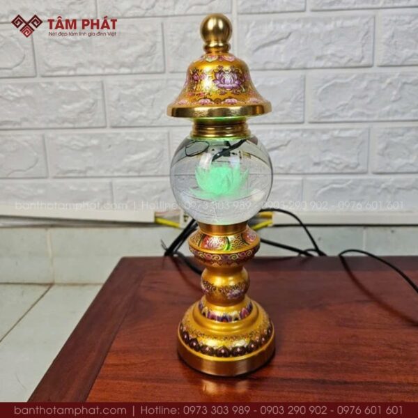 Hoa sen pha lê, thân hợp kim chắc chắn.