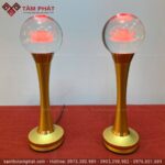Thân hợp kim đồng màu vàng chắc chắn, sang trọng.