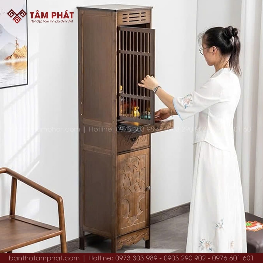 Tủ thờ Phật nhỏ gọn, đơn giản, phù hợp với không gian thờ hạn chế như chung cư, nhà phố, căn hộ,...