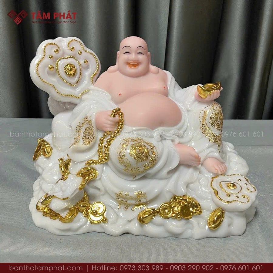Di Lặc ngồi tựa gậy như ý lớn , dưới có châu báu và thiềm thừ tài lộc.