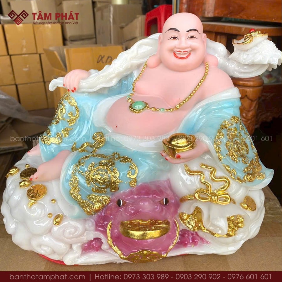 Tượng thế ngồi, vác gậy Như Ý, cưỡi thiềm thừ. 