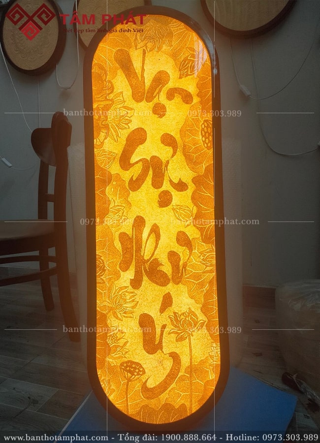 Có hệ thống đèn led đều màu bên trong tỏa ánh sáng vàng linh thiêng, trang nghiêm.