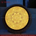 Các họa tiết Mandala xếp chồng hội tụ tạo nên kiệt tác đèn trần sang trọng.