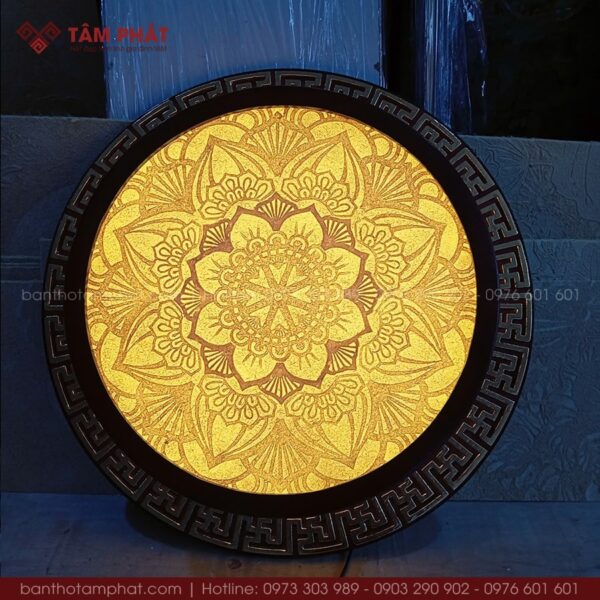 Các họa tiết Mandala xếp chồng hội tụ tạo nên kiệt tác đèn trần sang trọng.