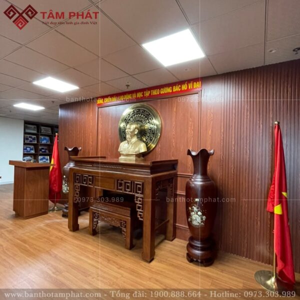 Bàn thờ gỗ trang nghiêm, đơn giản hiện đại.