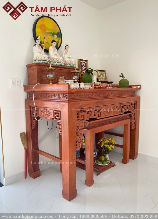 Bộ bàn thờ đứng đơn giản, hiện đại, mang nét đẹp cứng cáp, vững chắc của gỗ tự nhiên.