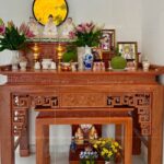 Bên dưới có bàn cúng cơm nhỏ và bàn thờ thần tài.