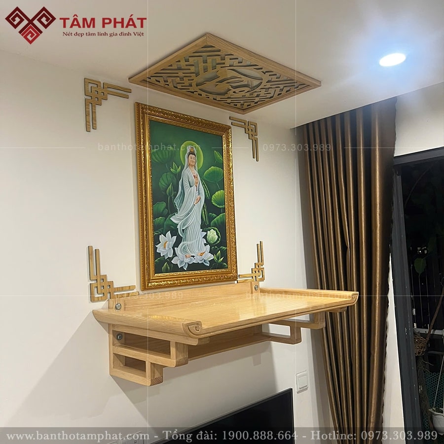 Bàn thờ chân thang, chất liệu gỗ sồi tự nhiên với màu sáng gỗ đặc trưng.
