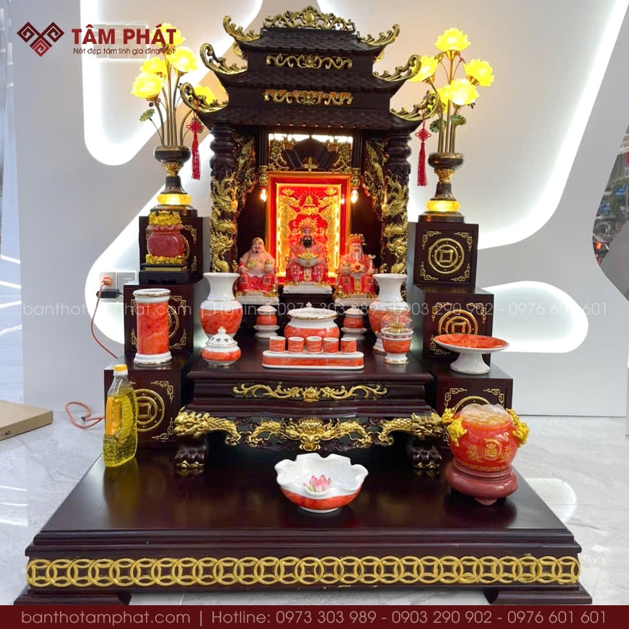 Sự có mặt của các sản phẩm thờ tự tạo nên mẫu bàn thờ sang trọng, thu hút tài lộc vượng khí.