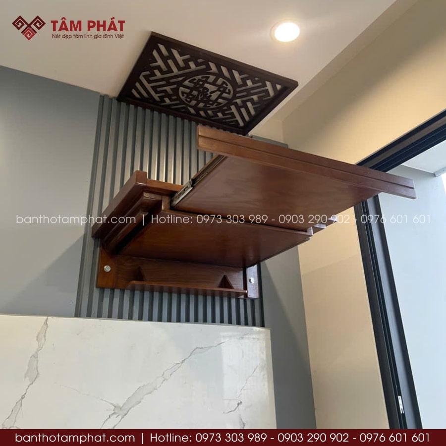 Bàn thờ hiện đại, làm từ chất liệu gỗ tự nhiên có độ bền cao.