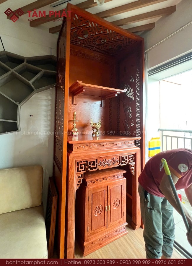 Bàn thờ làm từ chất liệu gỗ hương đá có độ bền cao.