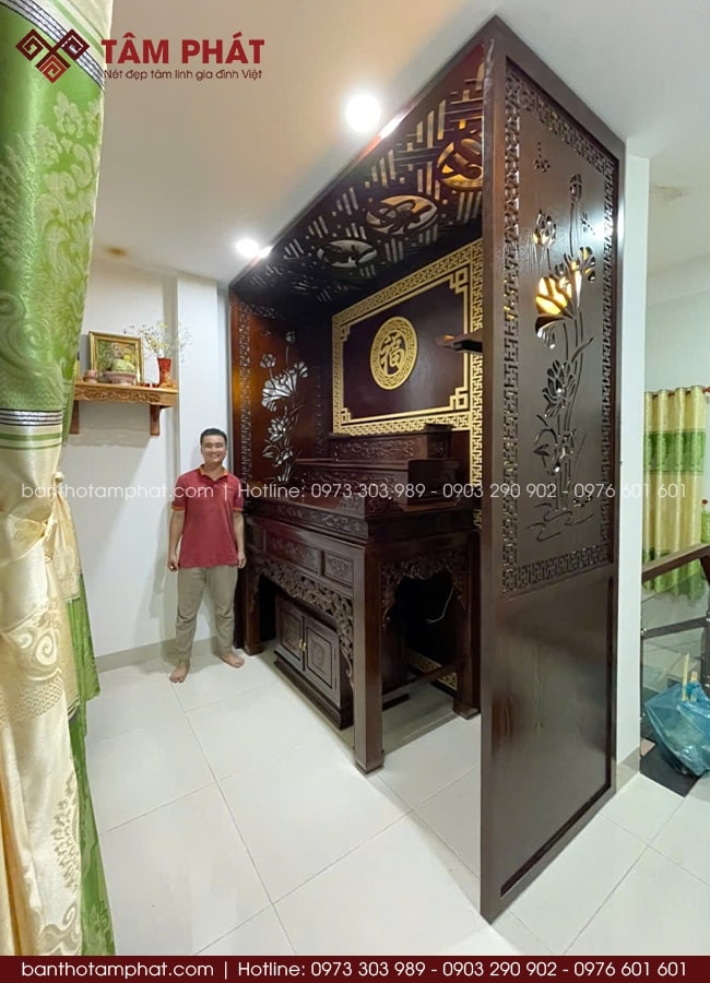 Kín đáo với vách ốp gỗ MDF và phần trang trí đơn giản.