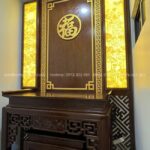 Trang trí cặp tranh trúc chỉ dọc 2 bên và các đường viền nhũ vàng nổi bật.