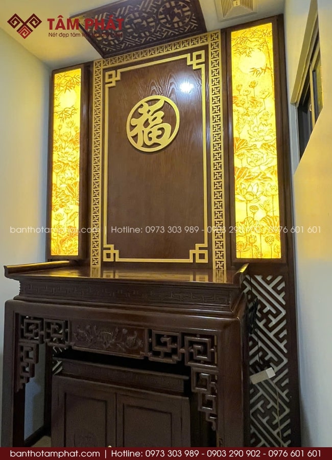 Trang trí cặp tranh trúc chỉ dọc 2 bên và các đường viền nhũ vàng nổi bật.