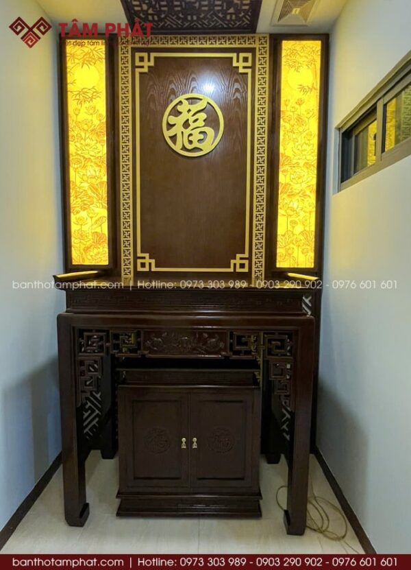 Mẫu bàn thờ đứng triện sen hiện đại đáp ứng nhu cầu thờ tự của gia chủ.