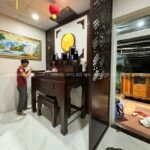 Ngăn cách không gian thờ với vách hông kín đáo.