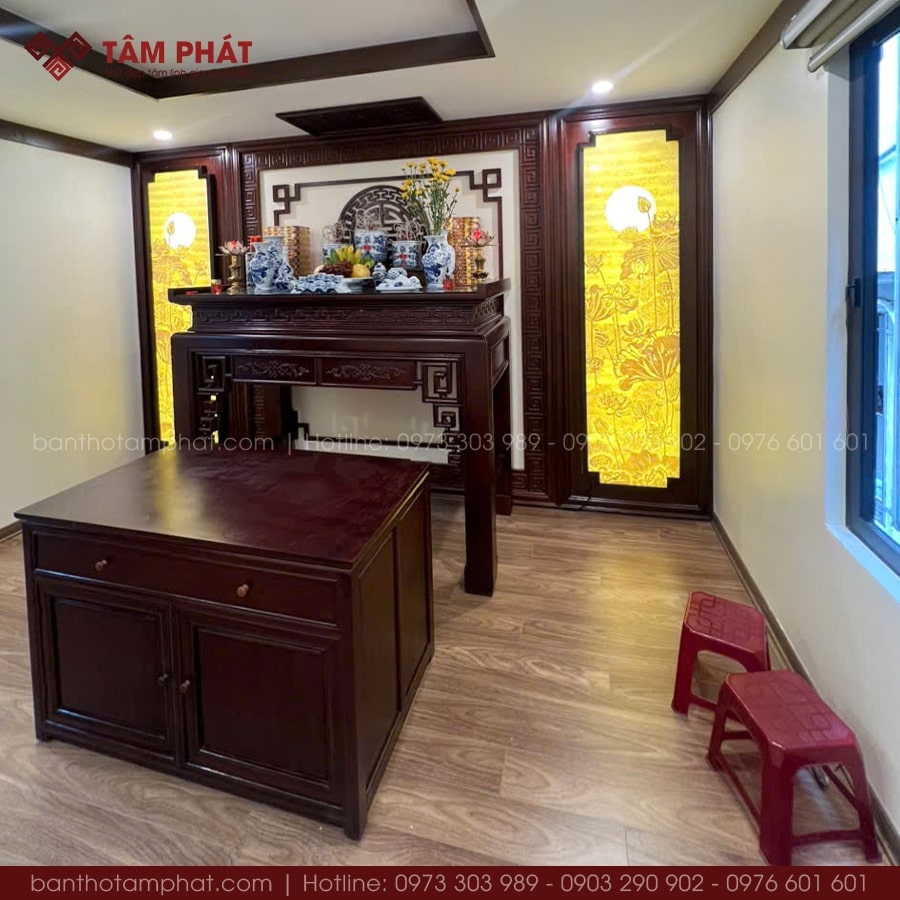 Nổi bật với cặp tranh trúc chỉ dọc độc đáo.