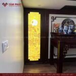 Mẫu tranh trúc chỉ dọc họa tiết sen trăng mang ý nghĩa phong thủy tốt.