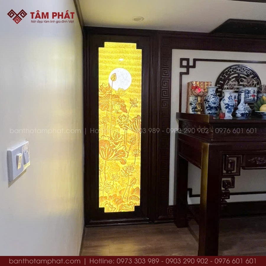 Mẫu tranh trúc chỉ dọc họa tiết sen trăng mang ý nghĩa phong thủy tốt.