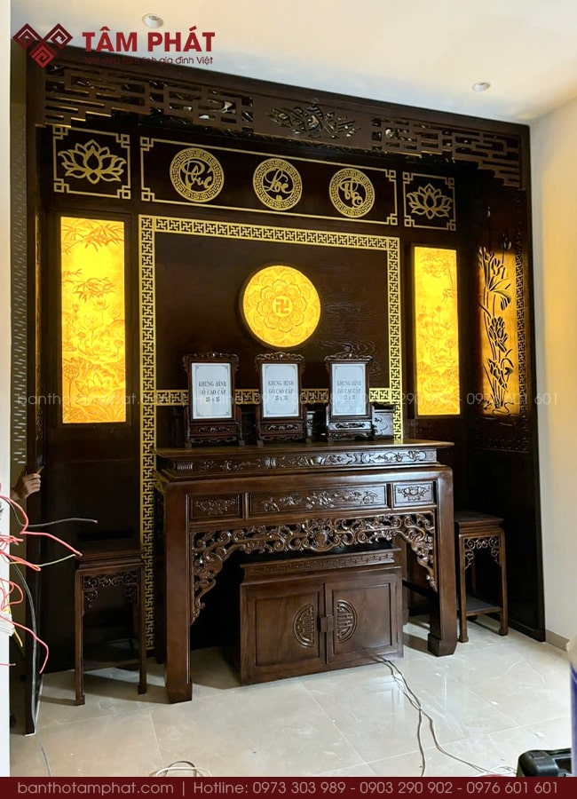 Nổi bật với combo tranh trúc chỉ phòng thờ tỏa ánh sáng vàng sang trọng.