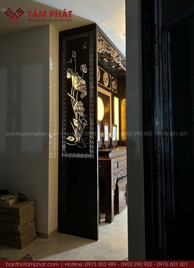 Phòng thờ được dựng kịch trần, hướng phong thủy.