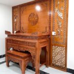 Bàn thờ đứng mẫu Như Ý gỗ hương đá cao cấp, có độ bền cao.