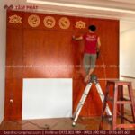 Phòng thờ dần được hoàn thiện bởi đội ngũ thợ Tâm Phát có trình độ chuyên môn cao.