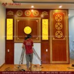 Không gian thờ Thần Tài và Gia Tiên liền kề song trang trí vẫn giữ được nét riêng của mỗi khu vực thờ.